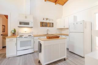 Charming 1960s Cottage, 5 Min Walk to Beach and Shops - 3