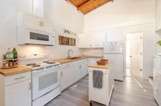 Charming 1960s Cottage, 5 Min Walk to Beach and Shops - 4