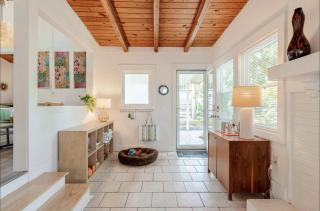 Charming 1960s Cottage, 5 Min Walk to Beach and Shops - 6