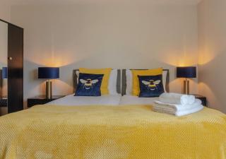 Contractor Stay Hatfield with Free Parking Sleeps 4 - 8