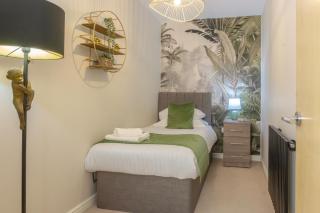 Contractor Stay Hatfield with Free Parking Sleeps 4 - 7