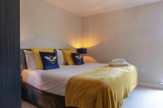 Contractor Stay Hatfield with Free Parking Sleeps 4 - 5