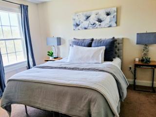 Townhouse Retreat with Cozy Private Room - 2