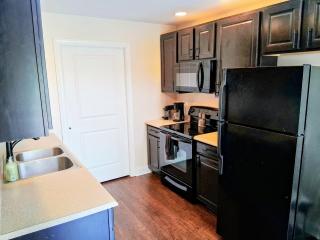 Townhouse Retreat with Cozy Private Room - 7