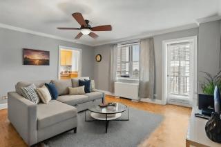 Sleek & Chic Downtown Comfort - 9