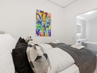 Penthouse Apartment with Rooftop Pool and Terrace City Views - 4