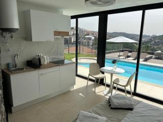 Calma Retreat - Pool & Lodge - 0