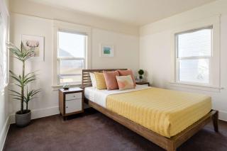 Mid-Century Charm - Prime SE Location - 2BR - 8