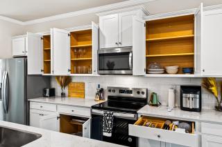 Price Cut, New Lux Home 5 mins to Airport , 15 min to Downtown, 25 min to Buckhead with 3 beds and 3 baths - 3