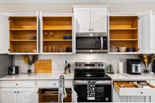 Price Cut, New Lux Home 5 mins to Airport , 15 min to Downtown, 25 min to Buckhead with 3 beds and 3 baths - 1