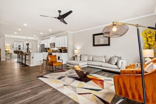 Price Cut, New Lux Home 5 mins to Airport , 15 min to Downtown, 25 min to Buckhead with 3 beds and 3 baths - 5