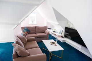 BOHO BEACH HOUSE- SLEEPS 8- 2 MIN DRIVE FROM BOSCOMBE PIER- SUPERFAST WiFi- FLAT SCREEN SMART TV- FREE ON STREET PARKING! - 0