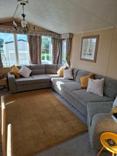 Caravan with hot tub at Tattershall lakes - 6