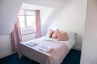 BOHO BEACH HOUSE- SLEEPS 8- 2 MIN DRIVE FROM BOSCOMBE PIER- SUPERFAST WiFi- FLAT SCREEN SMART TV- FREE ON STREET PARKING! - 2