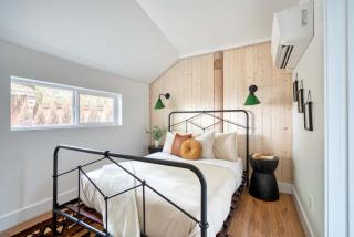 Mt Hood Log Cabin! Fresh Remodel with Airstream 2 - 5