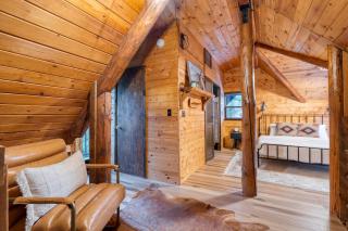Mt Hood Log Cabin! Fresh Remodel with Airstream 1 - 3