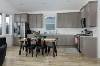 Columbia Gorge Getaway - Walk to River & Trails - 9