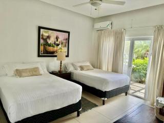 Caribbean Bliss 4-BR Villa steps form the sea - 4