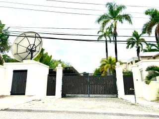 Caribbean Bliss 4-BR Villa steps form the sea - 1