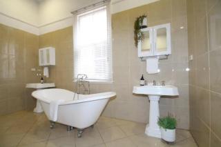 Waterviews - Hidden Gem in CBD - Sleeps 10 - 4