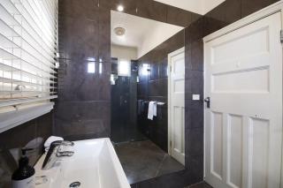 Waterviews - Hidden Gem in CBD - Sleeps 10 - 2