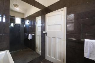 Waterviews - Hidden Gem in CBD - Sleeps 10 - 1