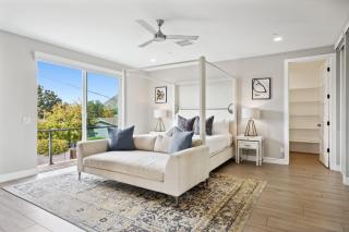 Lavish Luxuries in Old Town - 6