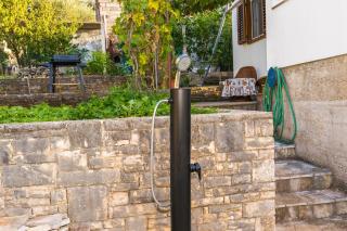 Apartments by the sea Necujam, Solta - 2090 - 3