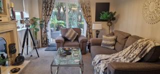 Stunning Fir Trees Corner 3 bedroom detached Executive house with free drive way parking for 2 vehicles 1 mile from M5 dogs welcome - 0