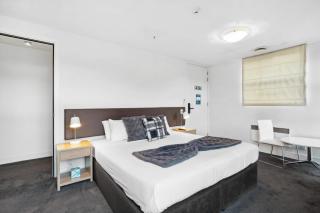 Lakeside Studio Retreat - 5