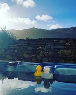 Hot tub, Mountain View, 4-poster bed and log burner - 0