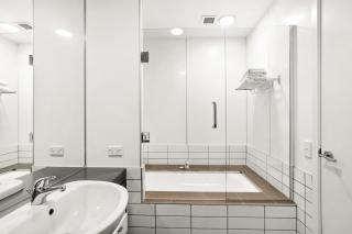 Fabulous Lakeside Marina 2 Bedroom - 3