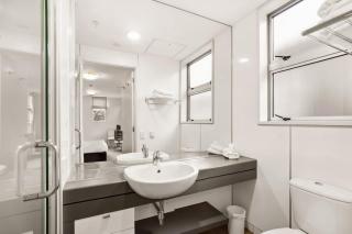 Fabulous Lakeside Marina Studio Apartment - 7