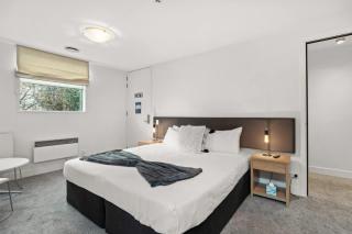 Fabulous Lakeside Marina Studio Apartment - 6