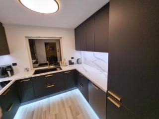 Spacious and central apartment with a private garden, Free parking and Free EV recharging - 6