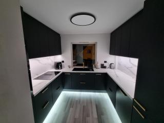 Spacious and central apartment with a private garden, Free parking and Free EV recharging - 9