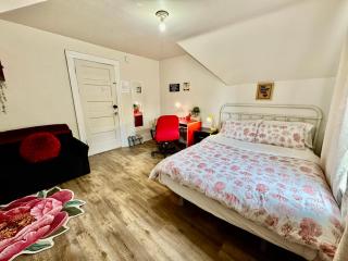 Private Room with Shared Amenities 10 Minutes to Airport and Walking Distance to Bus Station - 9