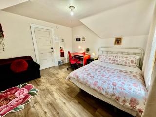 Private Room with Shared Amenities 10 Minutes to Airport and Walking Distance to Bus Station - 8