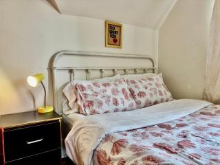 Private Room with Shared Amenities 10 Minutes to Airport and Walking Distance to Bus Station - 6