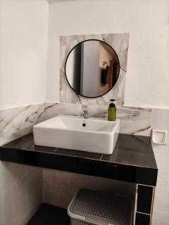 Tuk Tuk Guesthouse - 1