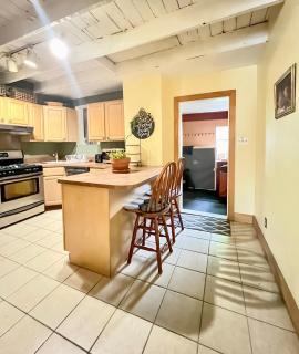 Historic Downtown Gettysburg Entire Home with Free Parking - 2