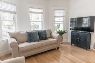 Stay Comfy Easy Boston Access, Everett MA - 7