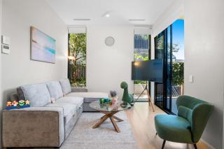 Chic West End Apartment steps to Cafés & River - 8