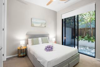 Chic West End Apartment steps to Cafés & River - 3