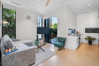 Chic West End Apartment steps to Cafés & River - 9