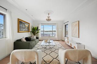 Modern 4-Bedroom Retreat in Kangaroo Point - 0