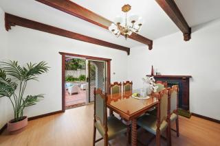 Modern 4-Bedroom Retreat in Kangaroo Point - 7