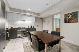 2-Bed City Retreat with Gym and Pool Access - 6