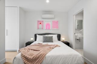 Gorgeous City Views 3BR Apartment with Pool and Gym - 1