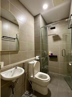 D pristine 4 bedder sea view condo opp legoland - 3